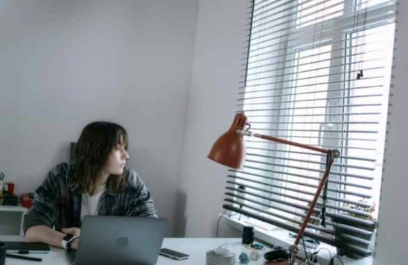 Travailler pendant ses congés payés : que dit réellement le Code du travail ? Entreprise & Finance Nouvelle Aquitaine